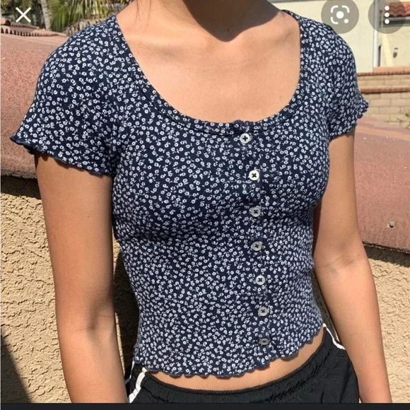 Brandy Melville Zelly Top Buttons Floral Navy Made In Italy Cropped Cottage - Picture 5 of 12